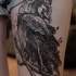 Tatuaggio pittoresco sulla gamba il corvo nero