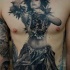 Tatuaje en el pecho y estómago,  chica que baila en el traje nacional
