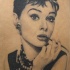 foto realistico nero e bianco bellissima ritratto  Audrey Hepburn tatuaggio su coscia