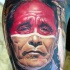 Tatuaje en el brazo, jefe indio viejo con plumas abigarradas