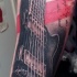 Tatuaje en el antebrazo, guitarra detallada bien dibujada