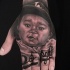 Tatuaje en la mano, retrato de  niño pequeño bonito