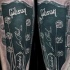 Tatuaje en el brazo, parte de guitarra Gibson  realista