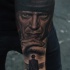Tatuaje en el antebrazo, actor famoso detallado