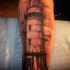 Realismus Stil farbiges Unterarm Tattoo mit großem Leuchtturm