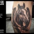 Realismusstil farbiger Unterschenkel Tattoo des kleinteiligern Pferdes mit Hufeisen