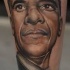 Realismus Stil farbiges Bein Tattoo mit Porträt des Baracks Obama