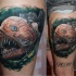 Realismus Stil gefärbtes mystisches Oberschenkel Tattoo mit biomechanischem bösem Fisch
