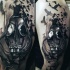 Realismus Stil farbiges Schulter Tattoo vom Mann mit Gasmaske