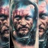 Realismus Stil farbiges Schulter Tattoo mit Porträt des blutigen Helden Viking TV Serien