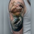 Realismusstil farbiger Schulter Tattoo des kleinen Vogels mit Wolken
