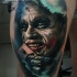 Realismus Stil farbiges Oberschenkel Tattoo mit Gesicht des bösen Jokers