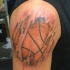 Realismus Stil Schulter Tattoo mit Basketball unter der Haut