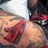 Realismus Stil Tattoo von Turnschuhe mit Schlittschuhen