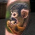 Realismusstil kleinteiliger farbiger Unterschenkel Tattoo des komischen Affen