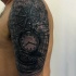 Tatuaje en el brazo, reloj con compás con globo, dibujo negro blanco