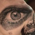 realistico occhio dettagliato nero grigio tatuaggio su petto