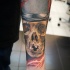 Tatuaje de cráneo en casco en el antebrazo