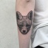 Tatuaje en el antebrazo,
cara de zorro sensillo