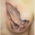 realistico 3D nero e bianco  mani pregando tatuaggio su petto