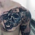 Tatuaje en el pecho, 
cráneo con reloj de arena y patrón