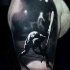 Tatuaje en el hombro, músico adorable que rompe la guitarra