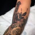 realistico inchiostro nero spada medievale tatuaggio su braccio