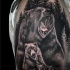 realistico inchiostro nero famiglia di orsi in bosco tatuaggio su spalla