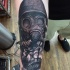 Tatuaje en el antebrazo, máscara antigás grande realista con tanque