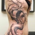 Tatuaje en las costillas,
rama de árbol seco