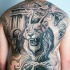 Realista pintado todo el tatuaje trasero de león demoníaco con serpientes y cabra