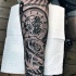 Tatuaje en el antebrazo, reloj mecánico  increíble y rosa exquisita
