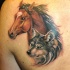 Tatuaje en el hombro,
retrato de lobo y caballo divinos