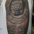 realistico pietra azteca tatuaggio sulla spalla
