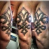 realistico petra fleur de lis tatuaggio mezza manica