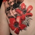 rosso e nero fiori tatuaggio sulla scapola