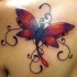 Tatuaje en el hombro, mariposa con cola larga