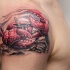bel rosso granchio tatuaggio su spalla di maschio