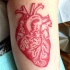 Tatuaje en el brazo, corazón, tinta roja