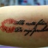 Tatuaje en el brazo,
beso rojo y cita italiana