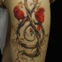 due uccelli rossi con amore su albero segno musicale tatuaggio