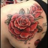 Rote Rose Tattoo am Schulterblatt