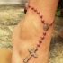 rosso e bianco rosario bracciale su caviglia tatuaggio
