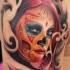 BELLA RAGAZZA SANTA MORTE a capelli rossi con modello tatuaggio su spalla