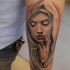 Tatuaje en el antebrazo, virgen maría católica
