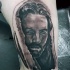Religiöser Stil schwarzes und weißes Oberschenkel Tattoo mit Jesuses Porträt