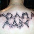 Tatuaje en la espalda, inscripción grabada en la piel