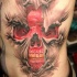 Tatuaje en el costado,
cráneo rojo debajo de la piel rasgada