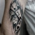 Tatuaje en el brazo, naipes debajo de la piel rasgada