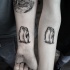 Tatuaje en el antebrazo,
pareja de pingüinos tiernos pequeños